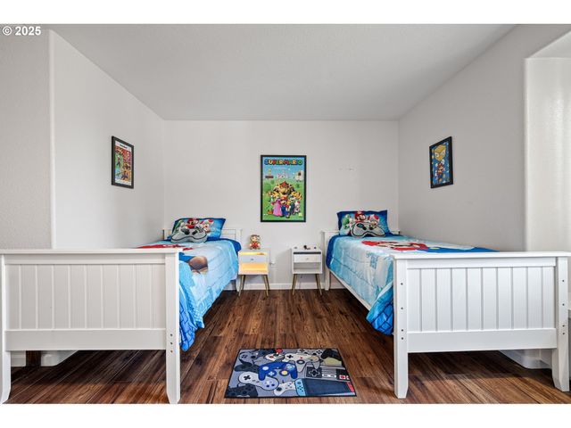 6831 HOLLY St, Springfield, OR 97478