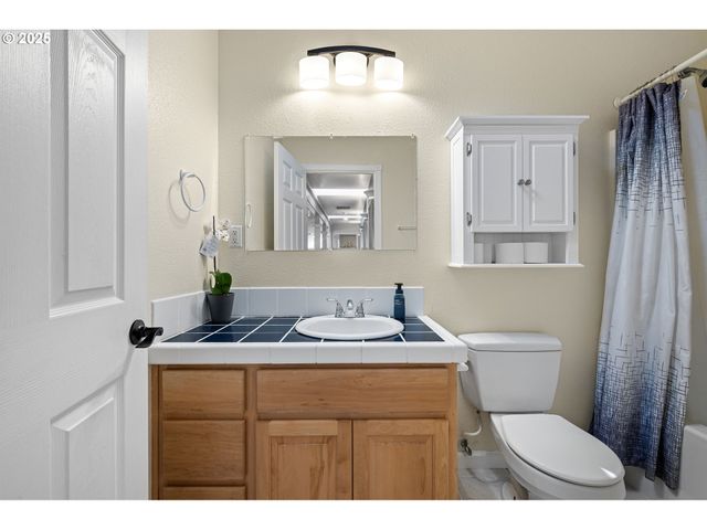 6831 HOLLY St, Springfield, OR 97478