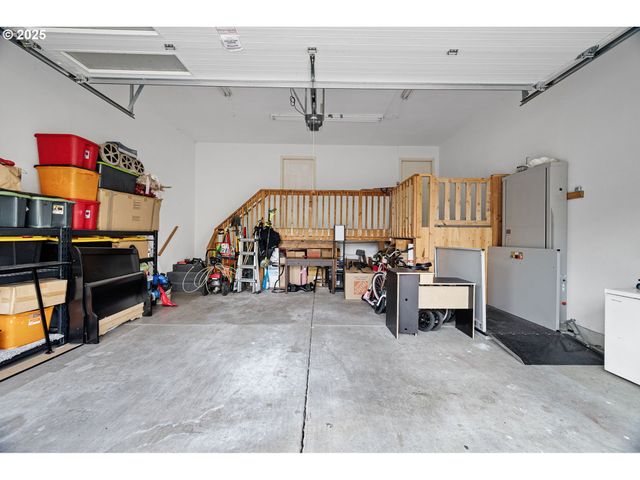 6831 HOLLY St, Springfield, OR 97478