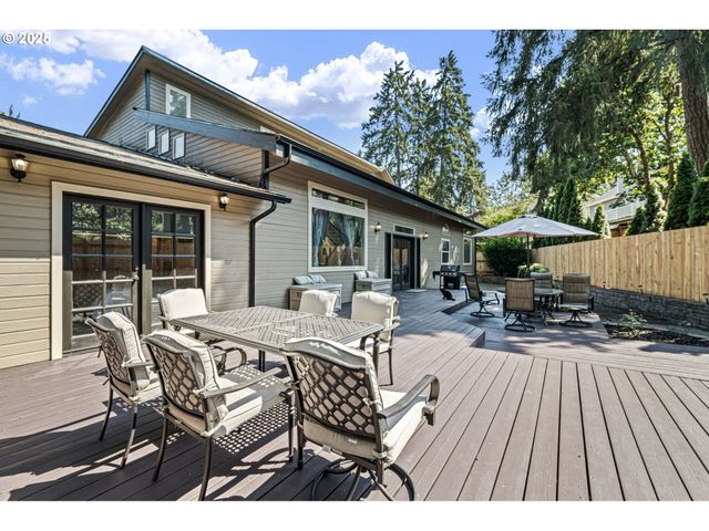 6831 HOLLY St, Springfield, OR 97478