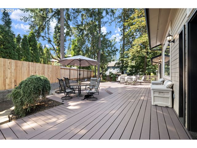 6831 HOLLY St, Springfield, OR 97478