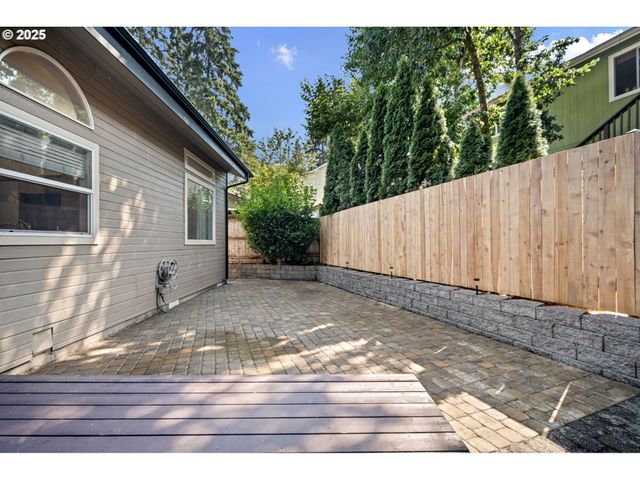 6831 HOLLY St, Springfield, OR 97478