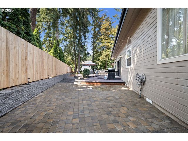 6831 HOLLY St, Springfield, OR 97478