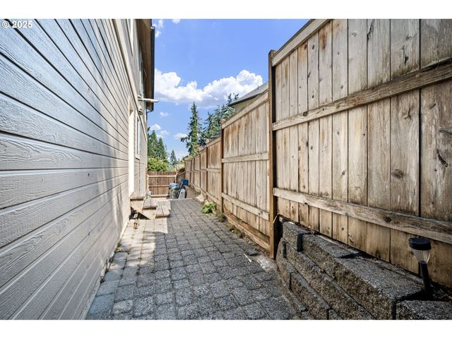 6831 HOLLY St, Springfield, OR 97478