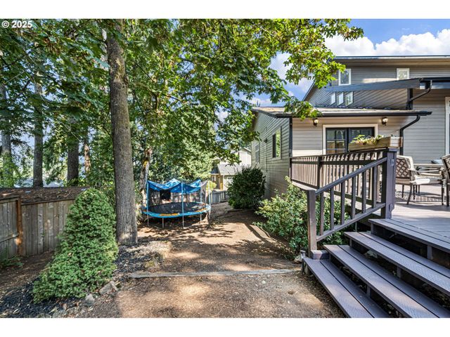 6831 HOLLY St, Springfield, OR 97478