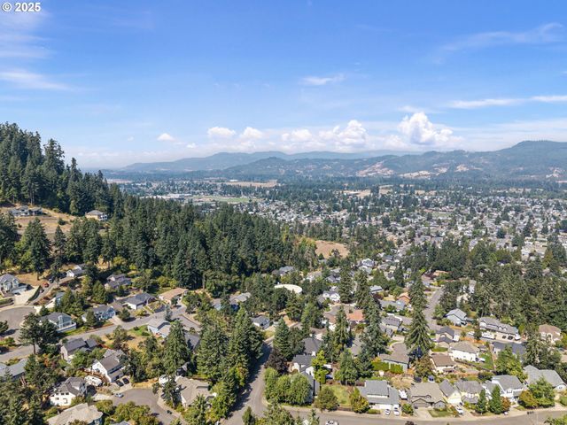 6831 HOLLY St, Springfield, OR 97478