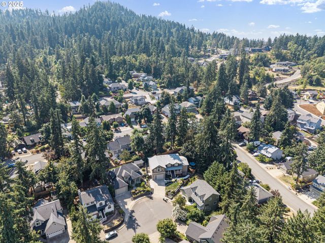 6831 HOLLY St, Springfield, OR 97478