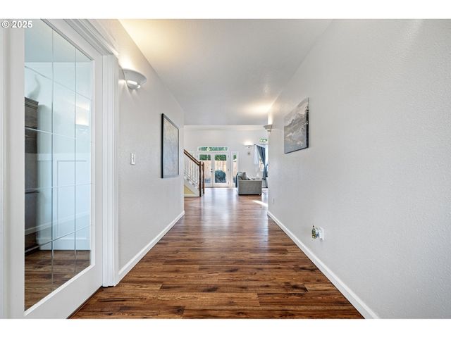 6831 HOLLY St, Springfield, OR 97478