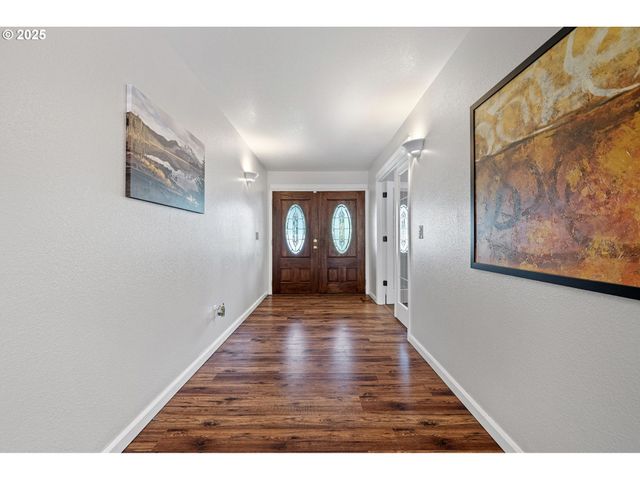 6831 HOLLY St, Springfield, OR 97478