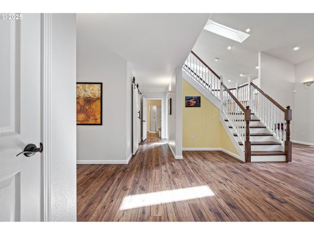 6831 HOLLY St, Springfield, OR 97478