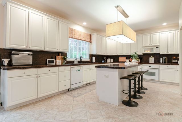 1695 Natures Way, Lindenhurst, IL 60046