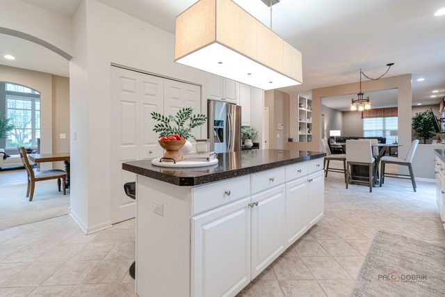 1695 Natures Way, Lindenhurst, IL 60046