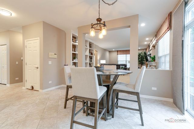 1695 Natures Way, Lindenhurst, IL 60046