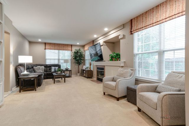 1695 Natures Way, Lindenhurst, IL 60046