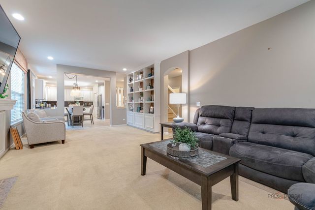 1695 Natures Way, Lindenhurst, IL 60046