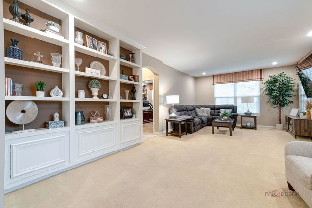 1695 Natures Way, Lindenhurst, IL 60046