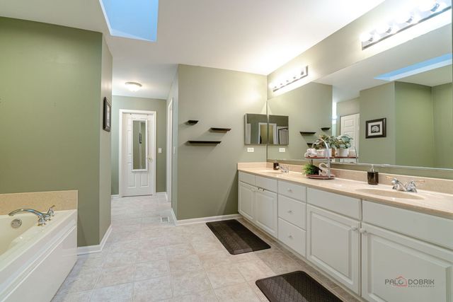 1695 Natures Way, Lindenhurst, IL 60046