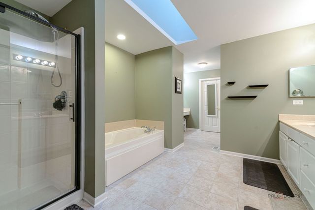 1695 Natures Way, Lindenhurst, IL 60046