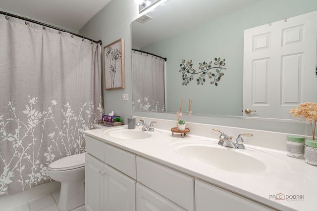 1695 Natures Way, Lindenhurst, IL 60046
