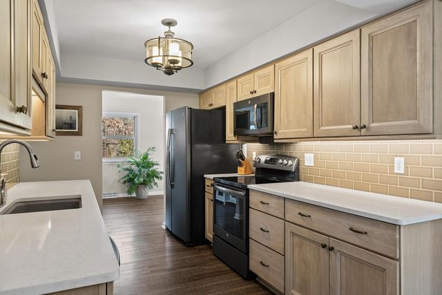 946 Shabbona DRIVE, Fontana, WI 53125