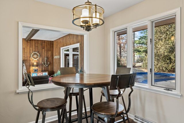 946 Shabbona DRIVE, Fontana, WI 53125