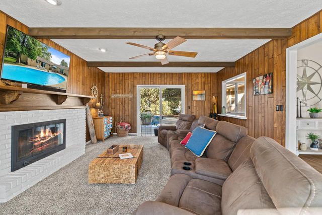 946 Shabbona DRIVE, Fontana, WI 53125