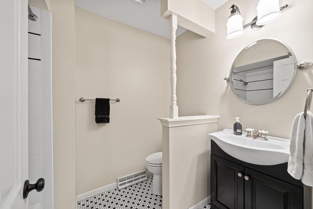 946 Shabbona DRIVE, Fontana, WI 53125