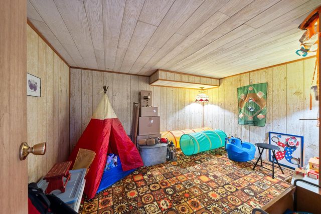 946 Shabbona DRIVE, Fontana, WI 53125