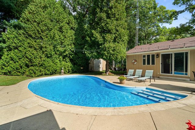 946 Shabbona DRIVE, Fontana, WI 53125