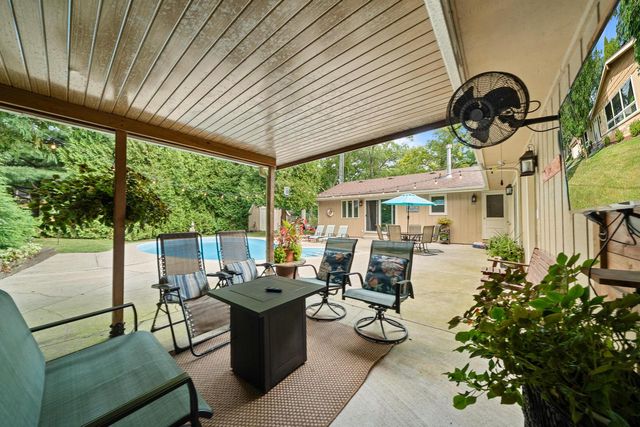 946 Shabbona DRIVE, Fontana, WI 53125