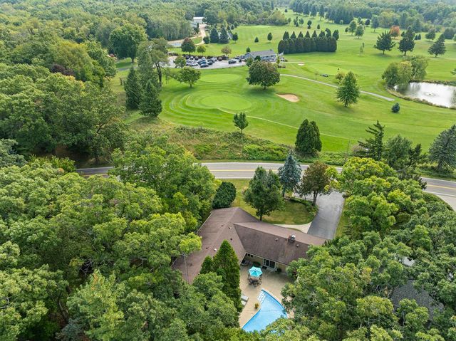 946 Shabbona DRIVE, Fontana, WI 53125