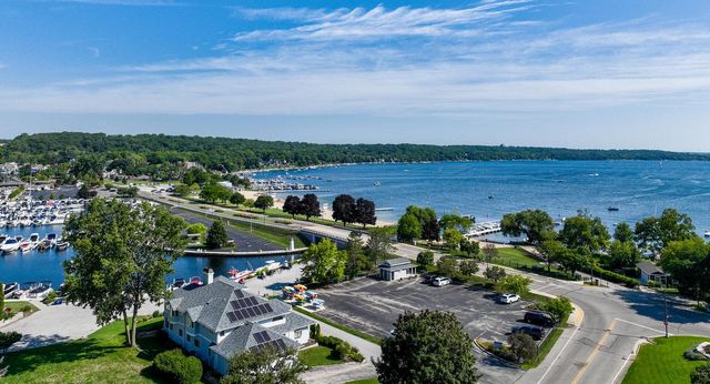 946 Shabbona DRIVE, Fontana, WI 53125