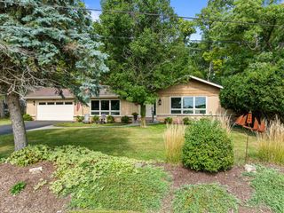 946 Shabbona DRIVE, Fontana, WI 53125