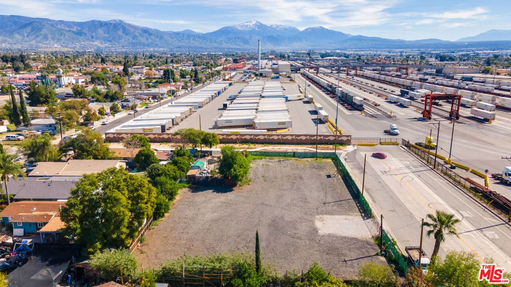 Image 3 of property listing at 1527 W 4th Street, San Bernardino, CA 92411