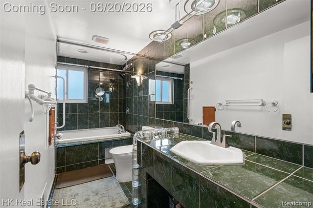 28987 James Drive, Warren, MI 48092