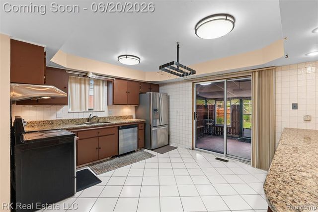 28987 James Drive, Warren, MI 48092