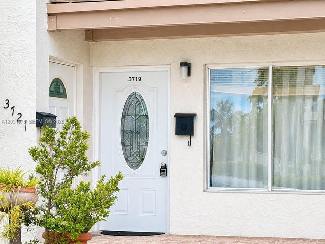 3719 Riverside Dr, Coral Springs, FL 33065