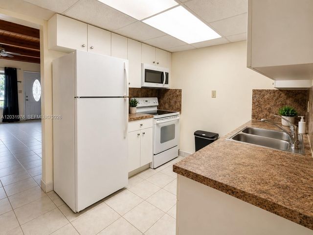 3719 Riverside Dr, Coral Springs, FL 33065