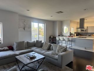 1739 S Barrington Avenue, Los Angeles, CA 90025