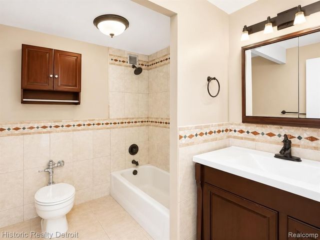 1300 E Lafayette 2803, Detroit, MI 48207