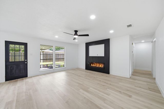 5703 Woodville Lane, Pearland, TX 77584