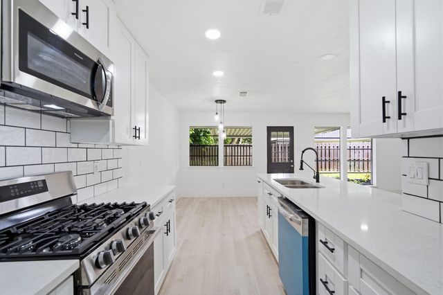5703 Woodville Lane, Pearland, TX 77584
