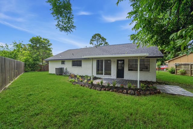 5703 Woodville Lane, Pearland, TX 77584