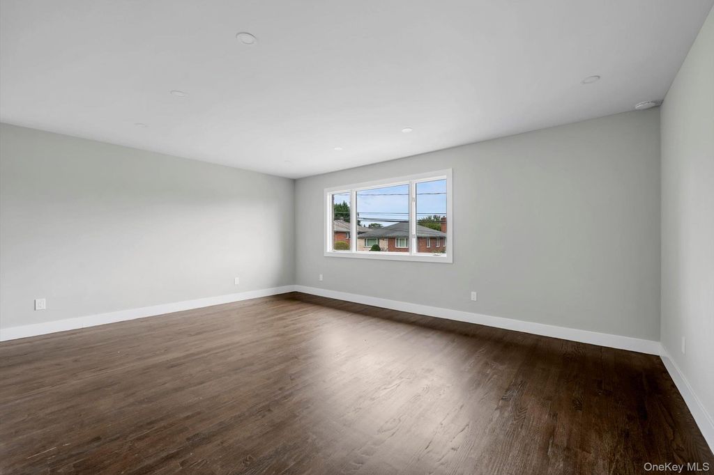 5 Linwood Road N, Port Washington, NY 11050 — photo 2