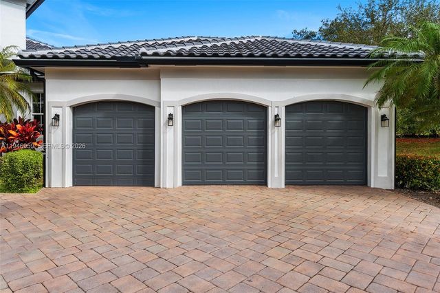 12401 N Stonebrook Cir, Davie, FL 33330