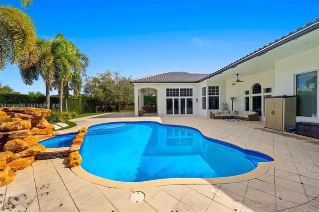 12401 N Stonebrook Cir, Davie, FL 33330