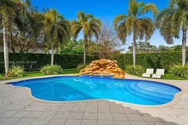 12401 N Stonebrook Cir, Davie, FL 33330