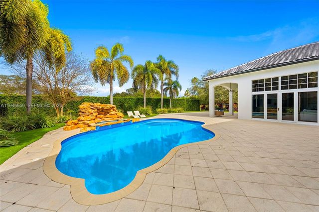 12401 N Stonebrook Cir, Davie, FL 33330