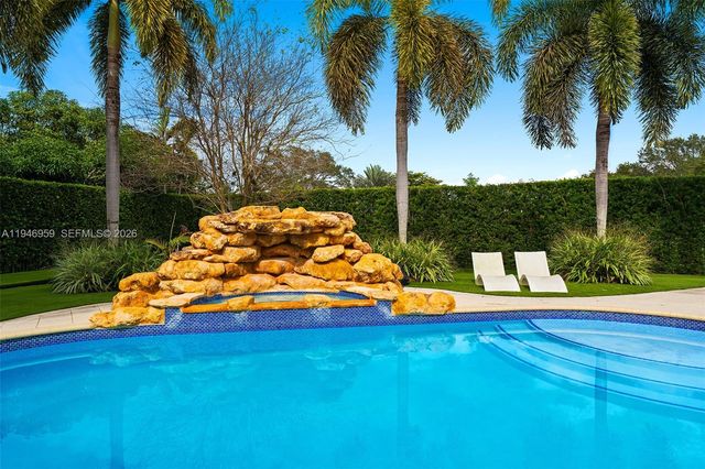 12401 N Stonebrook Cir, Davie, FL 33330