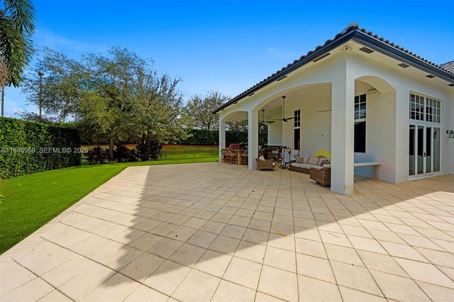 12401 N Stonebrook Cir, Davie, FL 33330